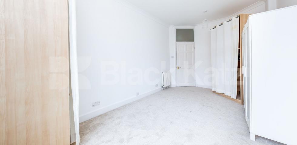 			PORTERED MANSION BLOCK!, 1 Bedroom, 1 bath, 1 reception Flat			 Grove End Road, ST JOHNS WOOD